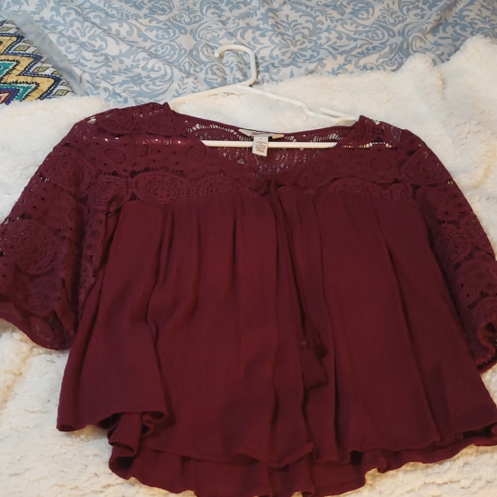 burgundy flowy top with lace details